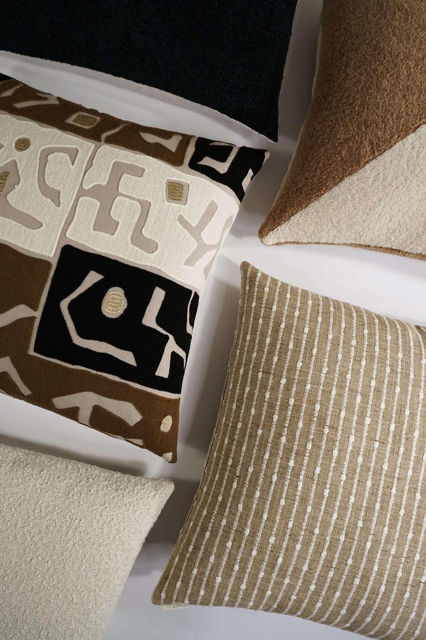 COLOSSI 22" PILLOW
