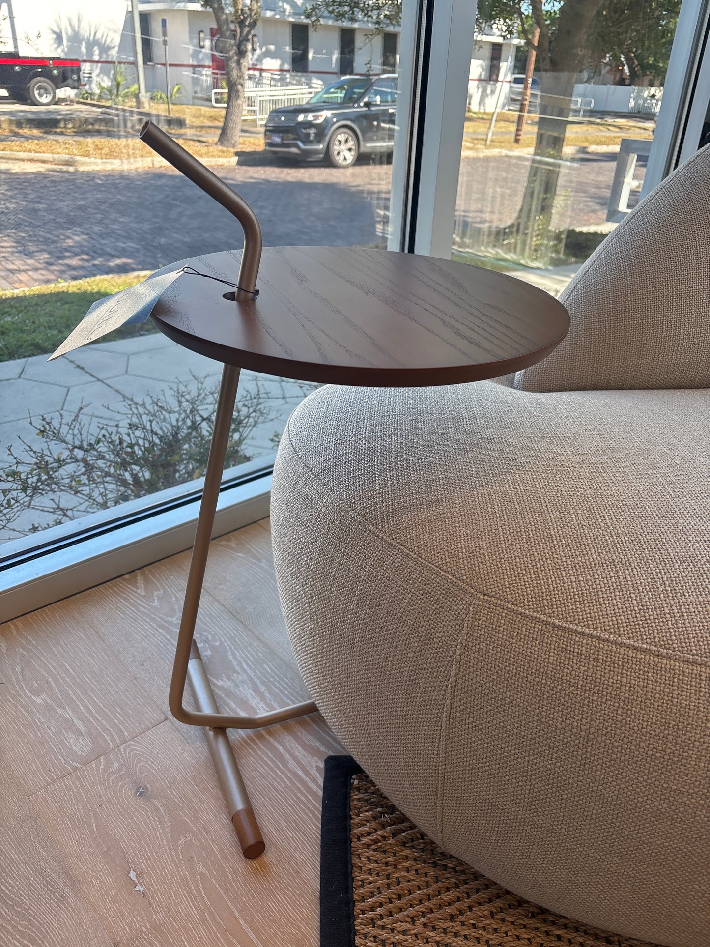 LIKE END ACCENT TABLE IN GOLD