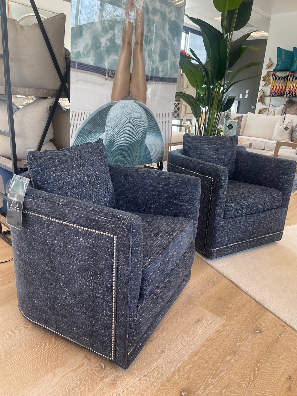 NAVY AURA SWIVEL CHAIR
