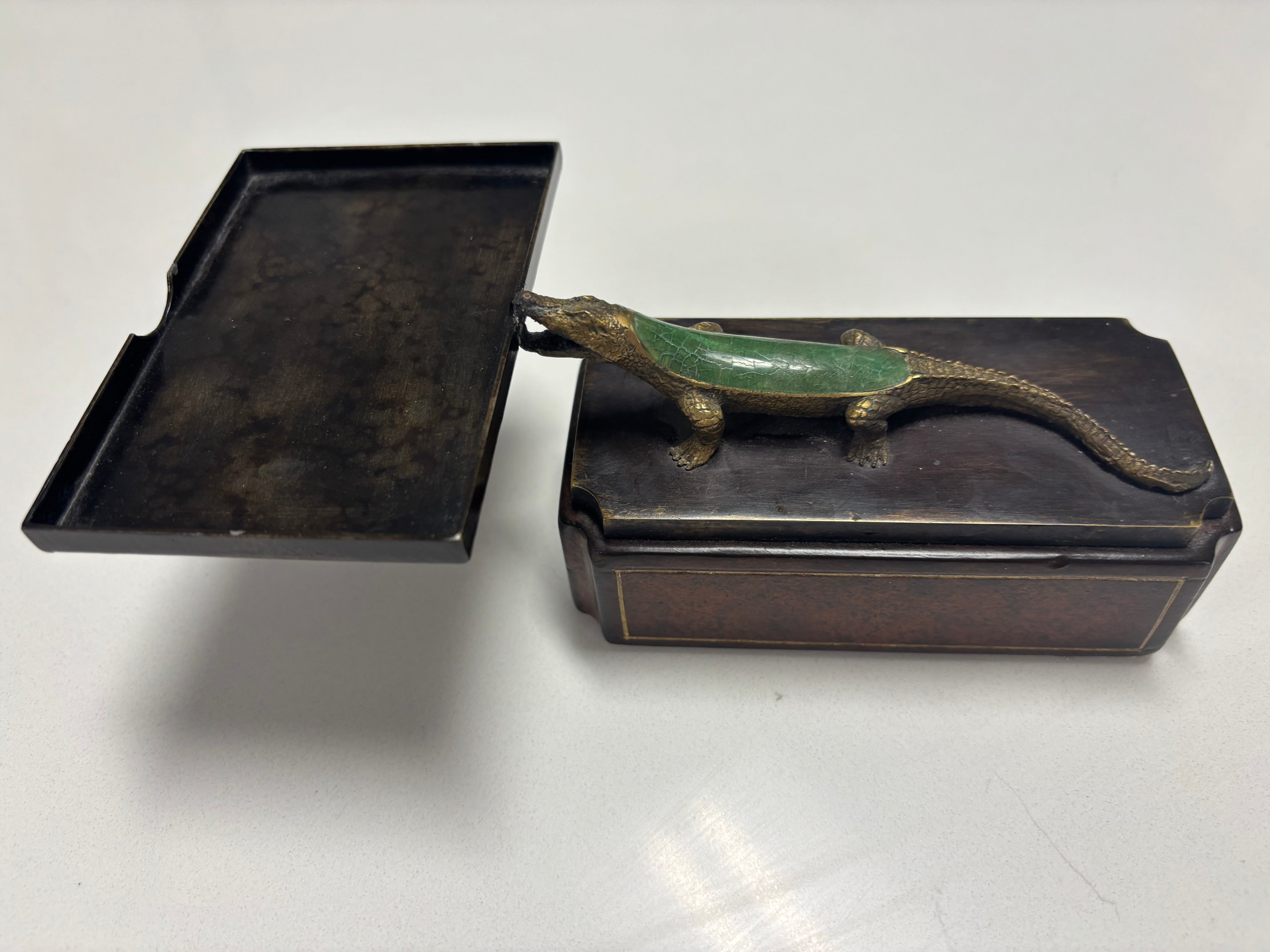 ALLIGATOR CARD HOLDER