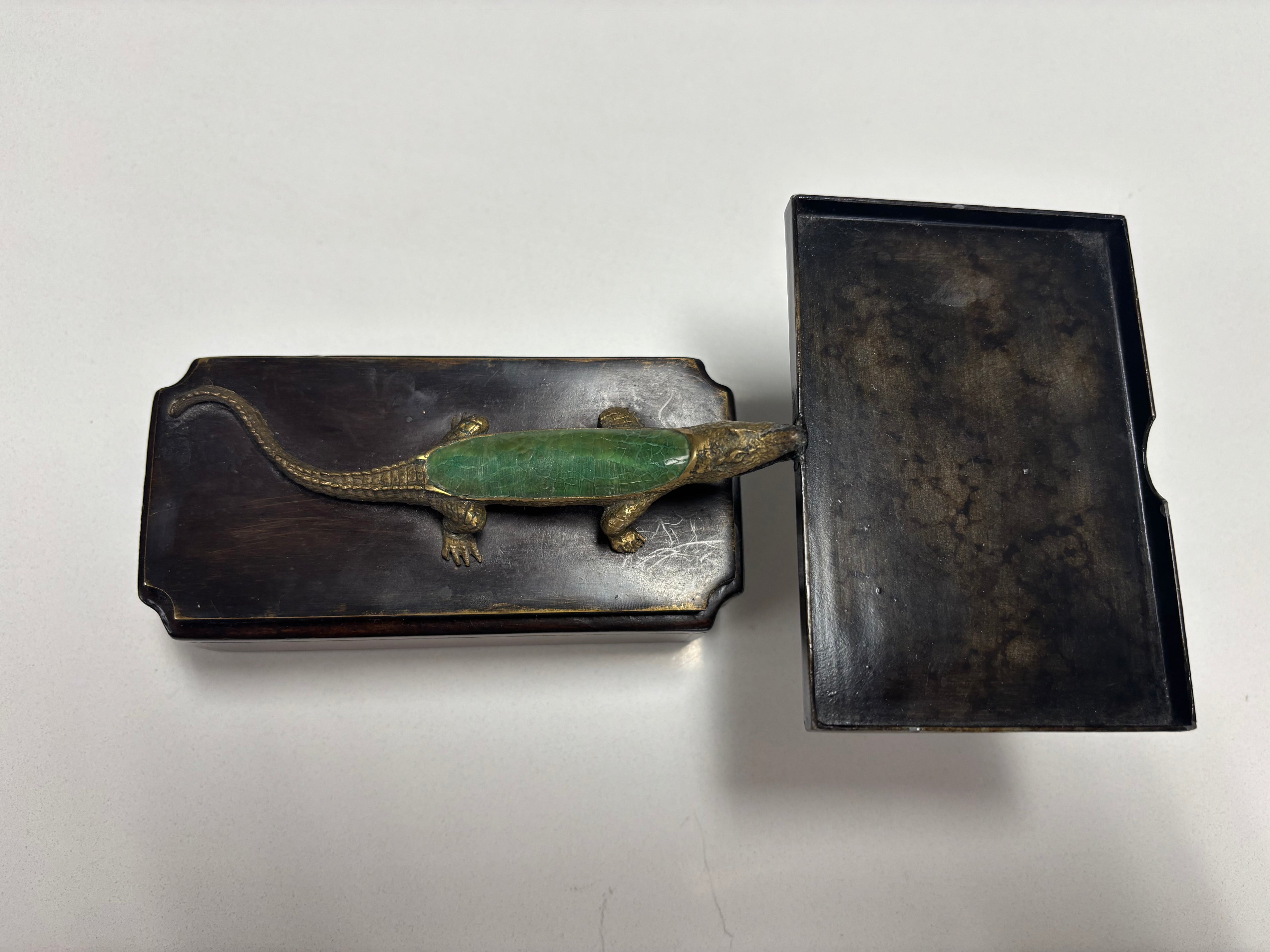 ALLIGATOR CARD HOLDER